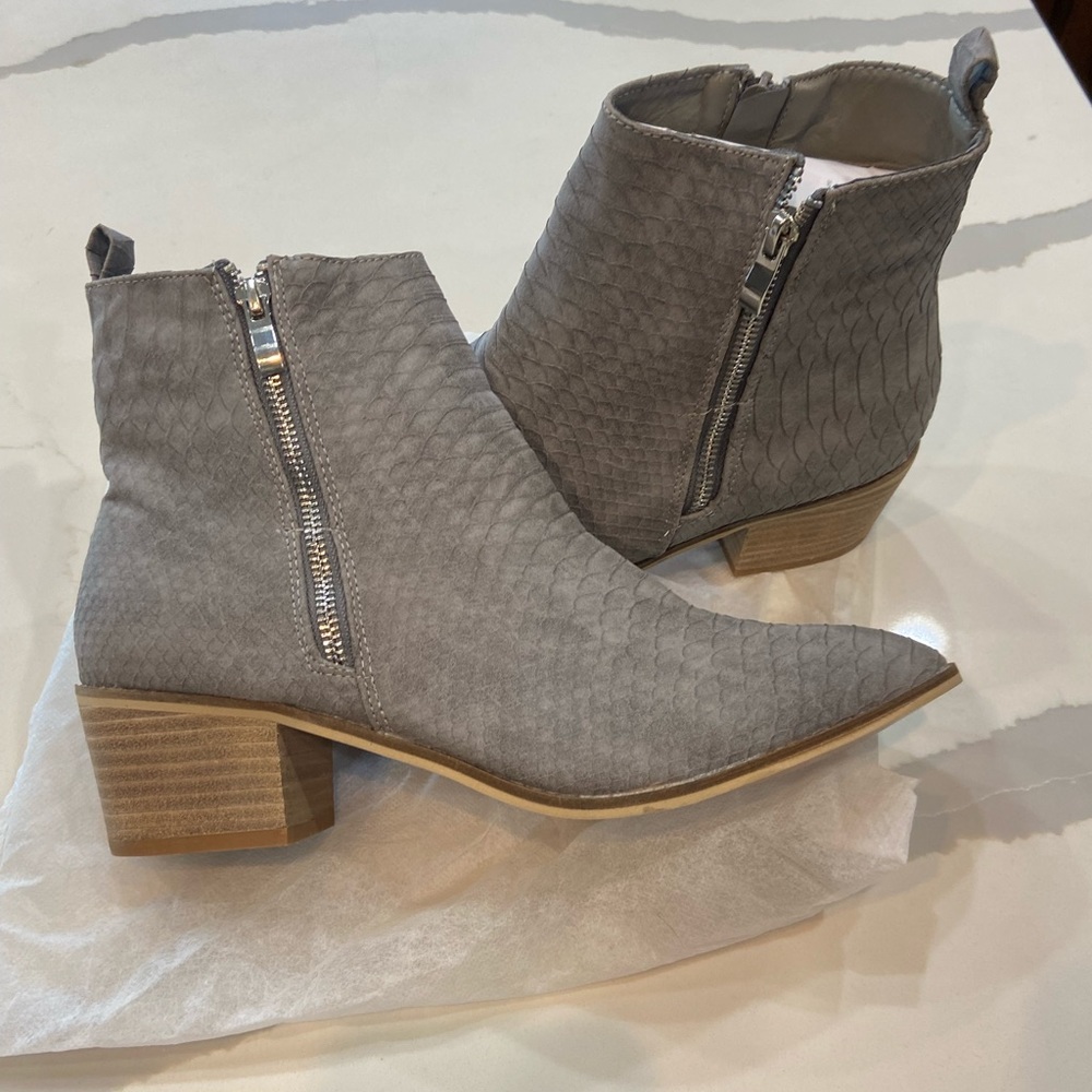 NWT Women’s gray faux snake Vintage Havana bootie size 10 in their dust bag